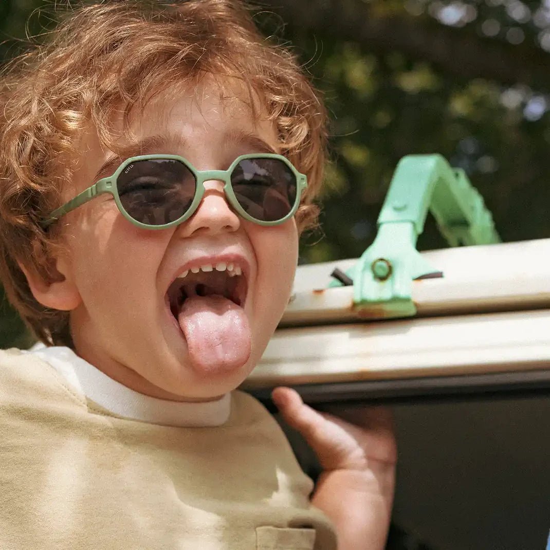 GAFAS FLEXIBLES DE PROTECCIÓN SOLAR (2 - 4 AÑOS) ·OOZZ KAKI· - Happy Moments Baby
