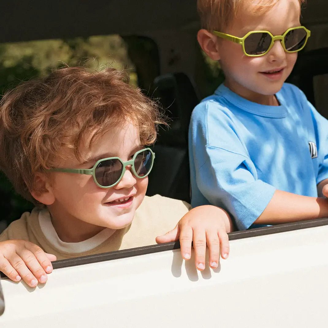 GAFAS FLEXIBLES DE PROTECCIÓN SOLAR (2 - 4 AÑOS) ·OOZZ KAKI· - Happy Moments Baby