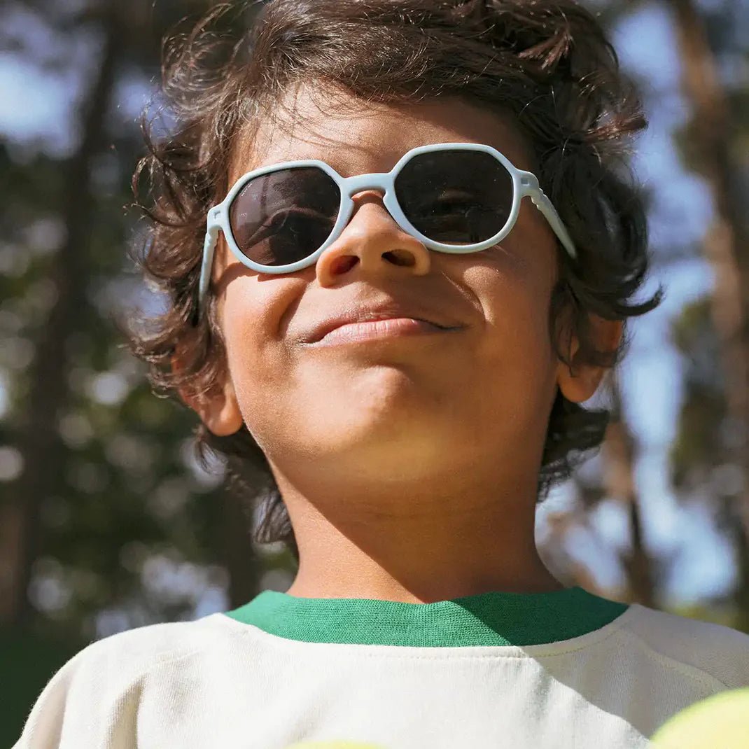 GAFAS FLEXIBLES DE PROTECCIÓN SOLAR (2 - 4 AÑOS) ·OOZZ LIGHT BLUE· - Happy Moments Baby