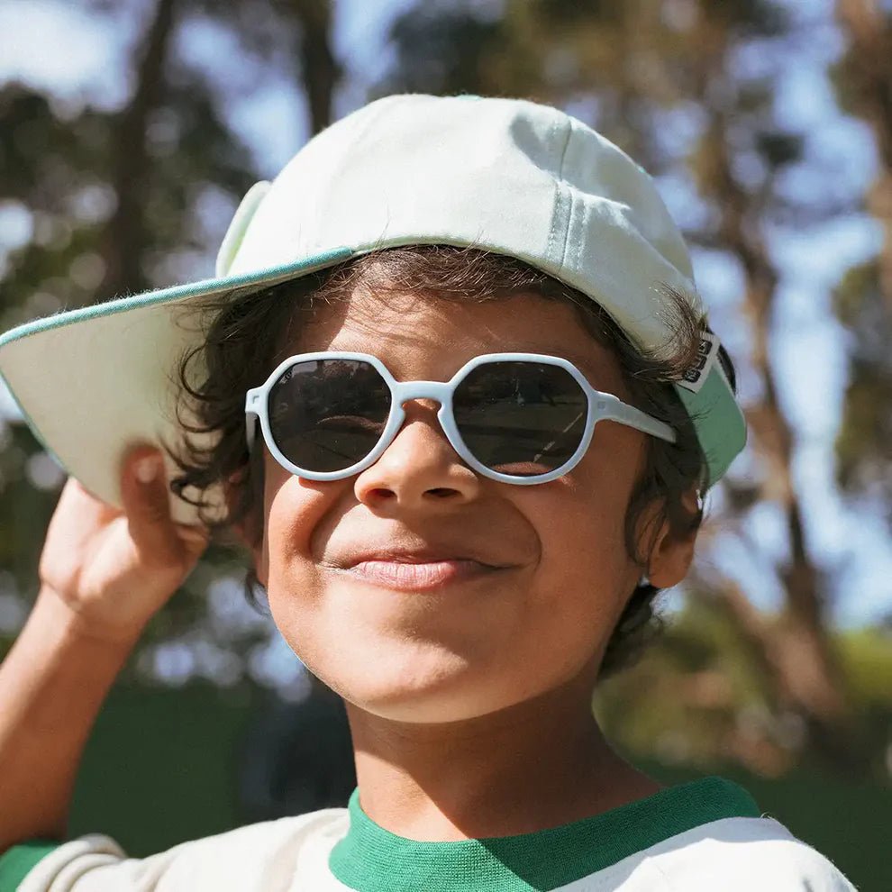 GAFAS FLEXIBLES DE PROTECCIÓN SOLAR (2 - 4 AÑOS) ·OOZZ LIGHT BLUE· - Happy Moments Baby