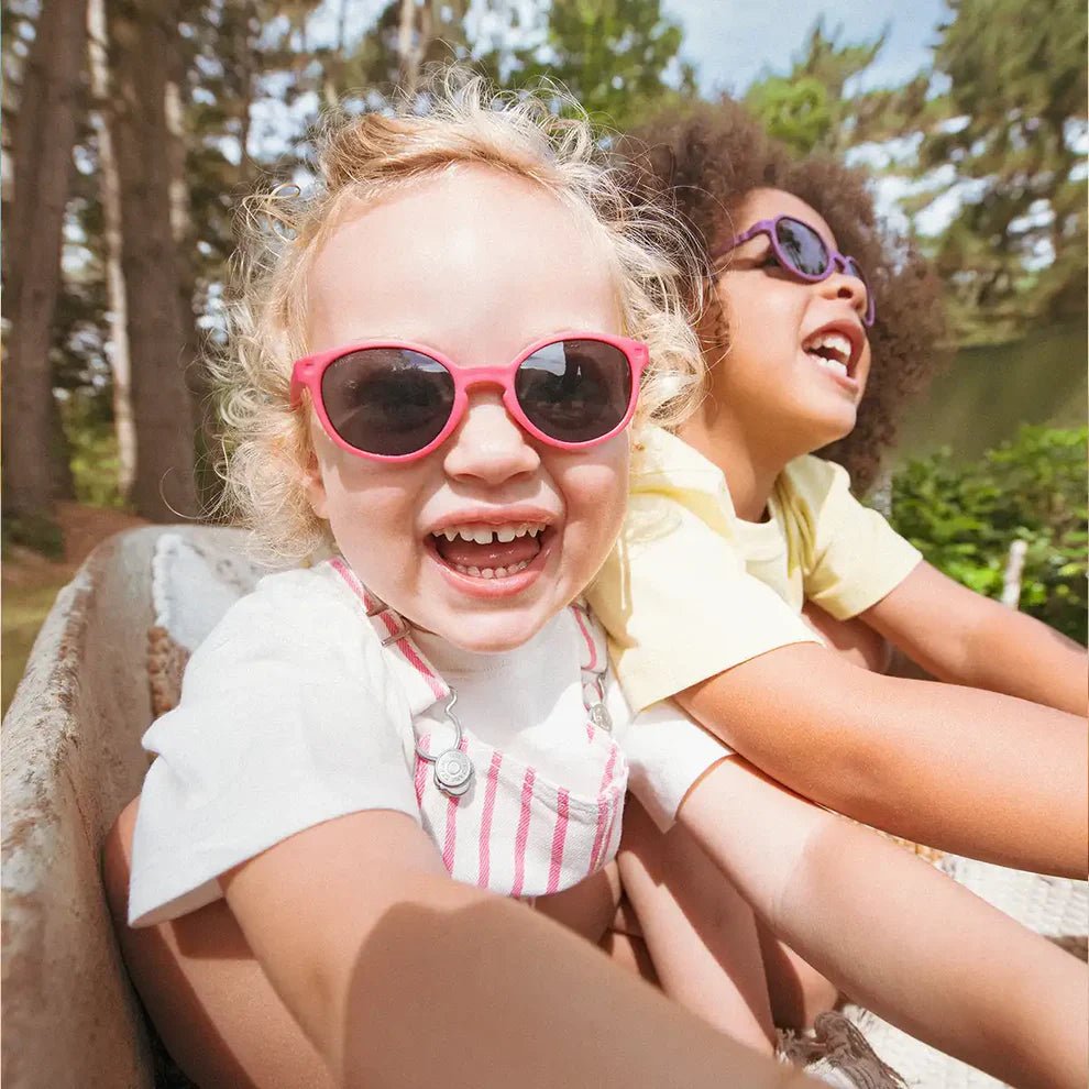 GAFAS FLEXIBLES DE PROTECCIÓN SOLAR (2 - 4 AÑOS) ·WAZZ RASPBERRY· - Happy Moments Baby