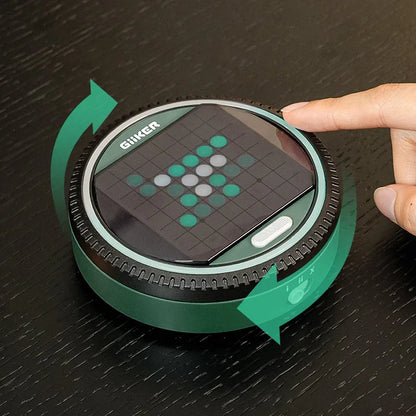 Mano girando el anillo de control del juego electrónico GiiKER Super Reversi