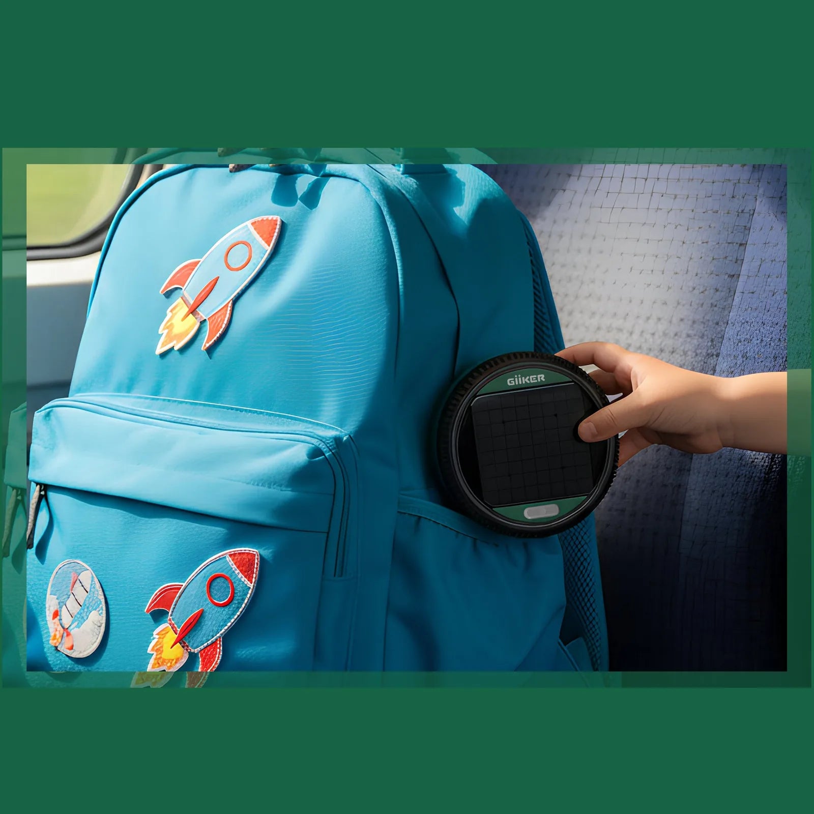 GiiKER Super Reversi junto a una mochila como juego portátil para llevar de viaje