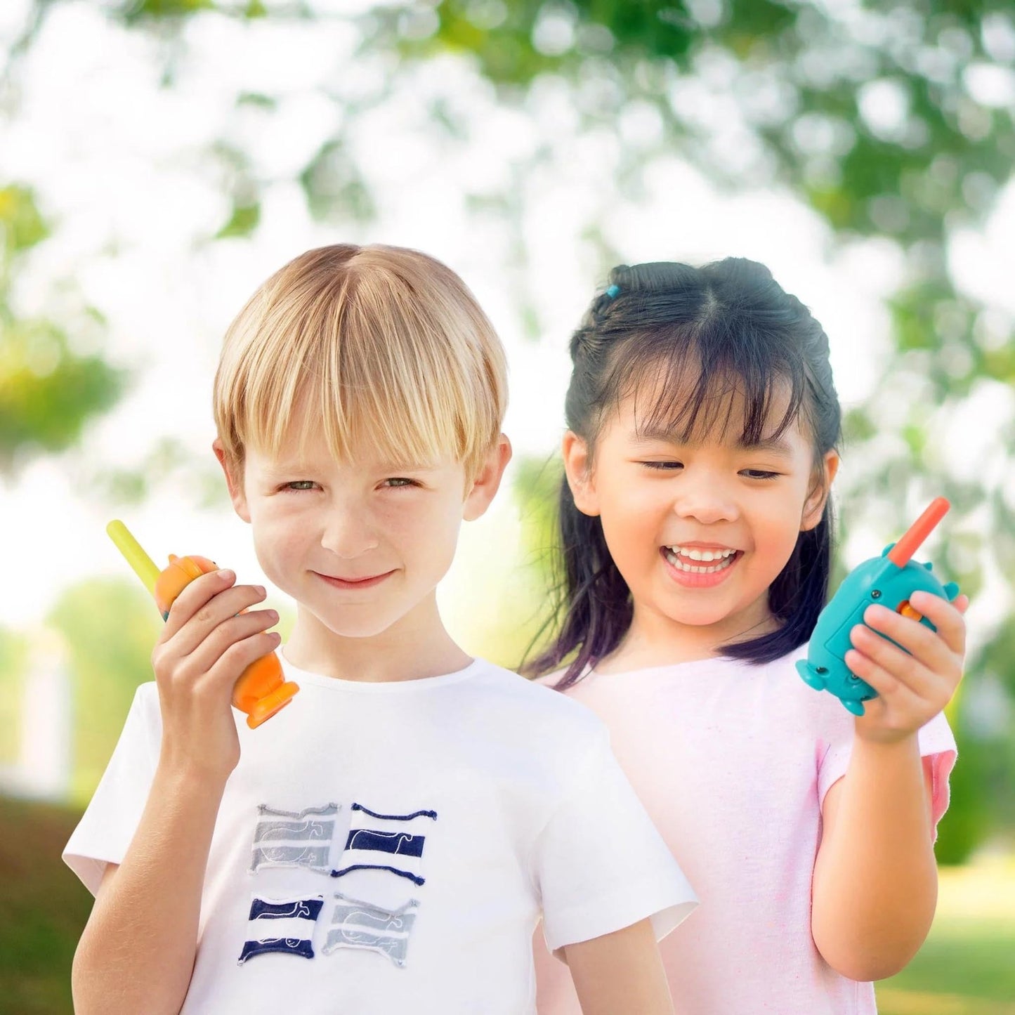JUEGO DE 2 WALKIE TALKIES BTOYS ·HIPO Y MONO· - Happy Moments Baby