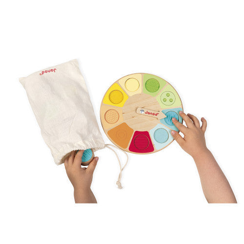 Manos jugando con la ruleta y la bolsa de Memo Touch — Janod