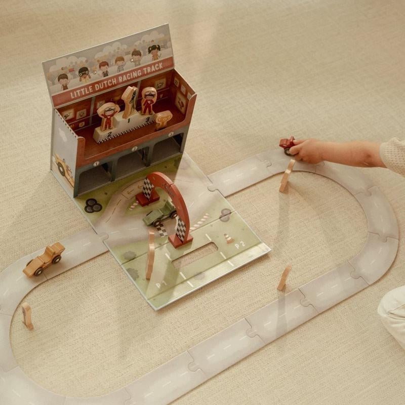 JUGUETE DE MADERA LITTLE DUTCH ·CAJA DE JUEGO CON PISTA DE CARRERAS· - Happy Moments Baby