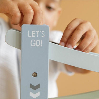 JUGUETE DE MADERA LITTLE DUTCH ·RAMPA DE CARRERAS CARS AZUL· - Happy Moments Baby