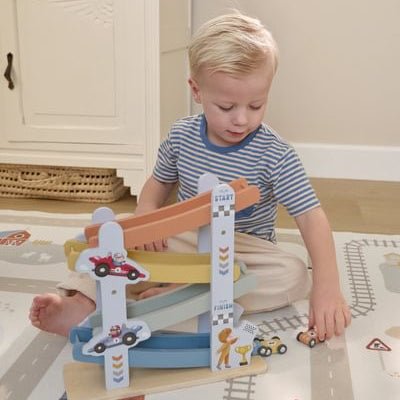 JUGUETE DE MADERA LITTLE DUTCH ·RAMPA DE CARRERAS CARS AZUL· - Happy Moments Baby