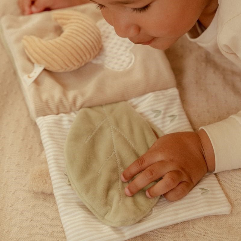 JUGUETE DE TELA LITTLE DUTCH ·LIBRO BLANDO ACTIVIDADES NEWBORN NATURALS· - Happy Moments Baby