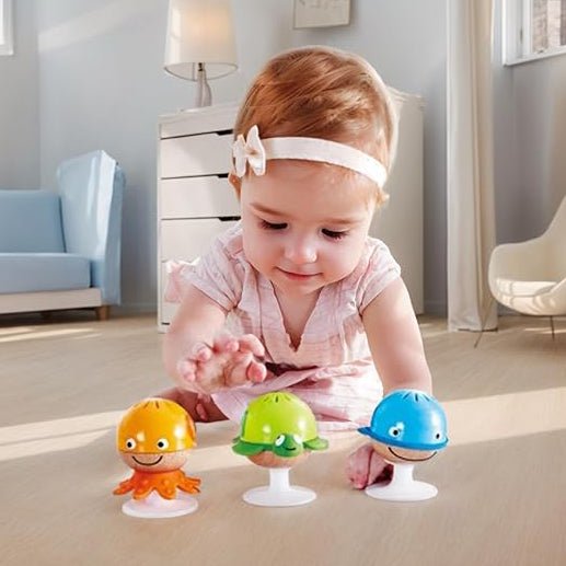 JUGUETE SENSORIAL HAPE ·JUEGO DE 3 SONAJEROS ADHESIVOS· - Happy Moments Baby