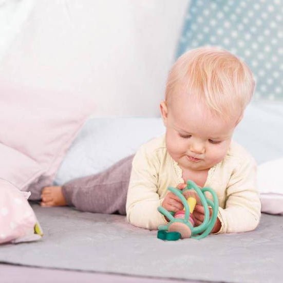 JUGUETE SENSORIAL HAPE ·MORDEDOR AGARRADOR PARA BEBÉ MANZANA· - Happy Moments Baby