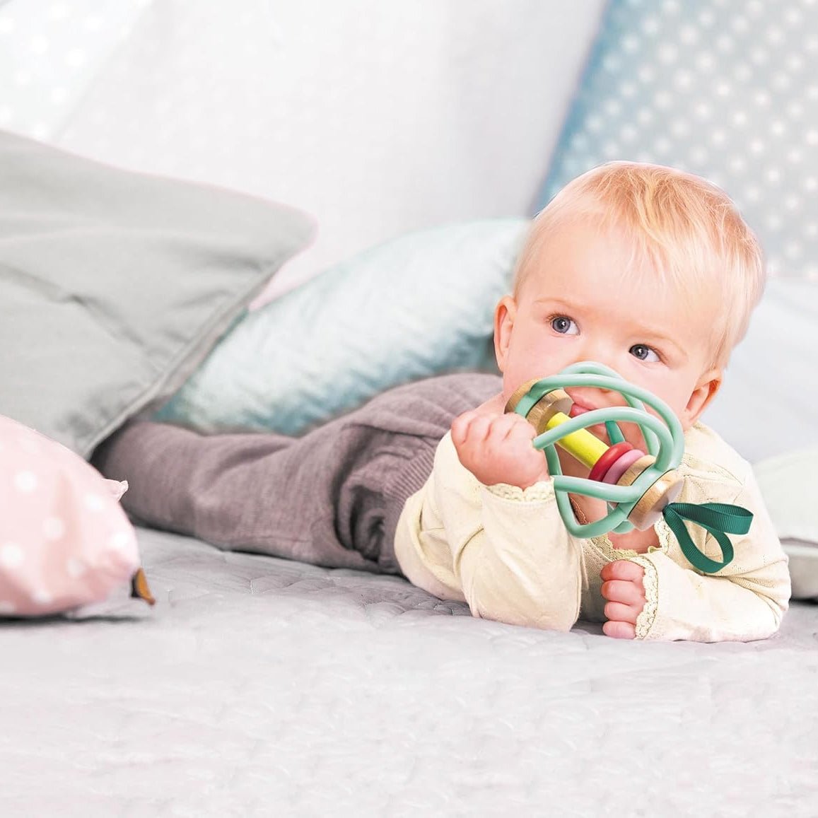 JUGUETE SENSORIAL HAPE ·MORDEDOR AGARRADOR PARA BEBÉ MANZANA· - Happy Moments Baby