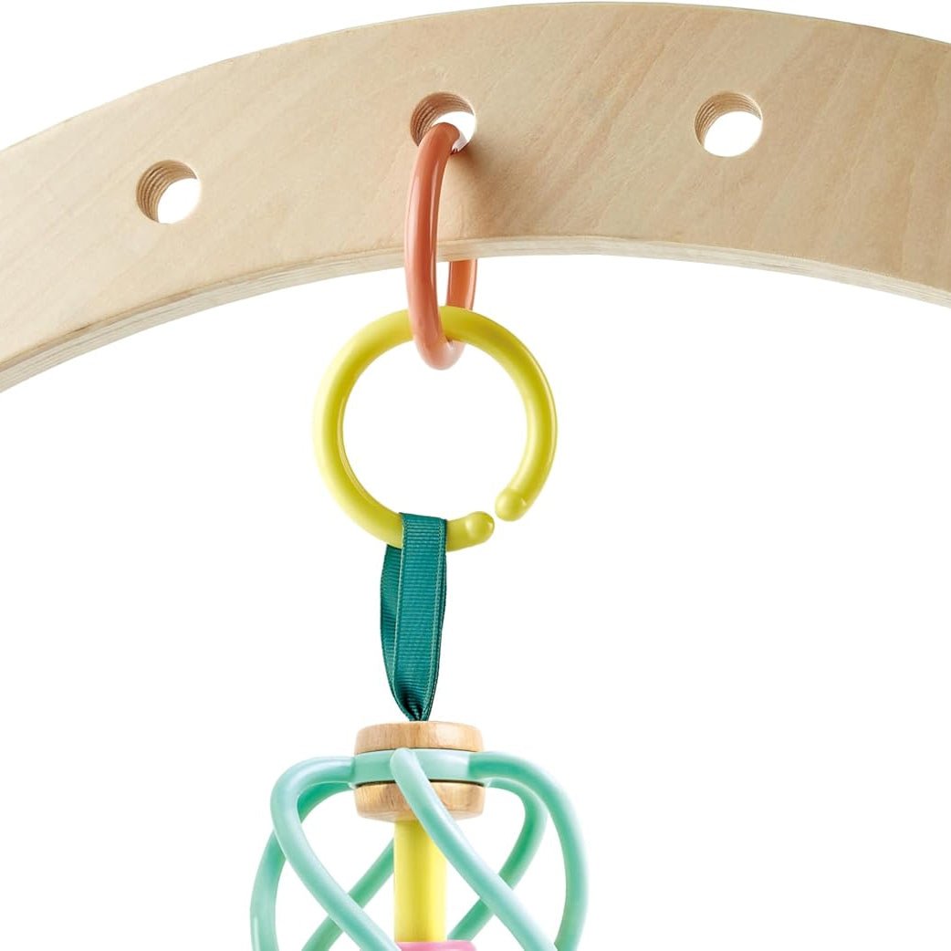 JUGUETE SENSORIAL HAPE ·MORDEDOR AGARRADOR PARA BEBÉ MANZANA· - Happy Moments Baby