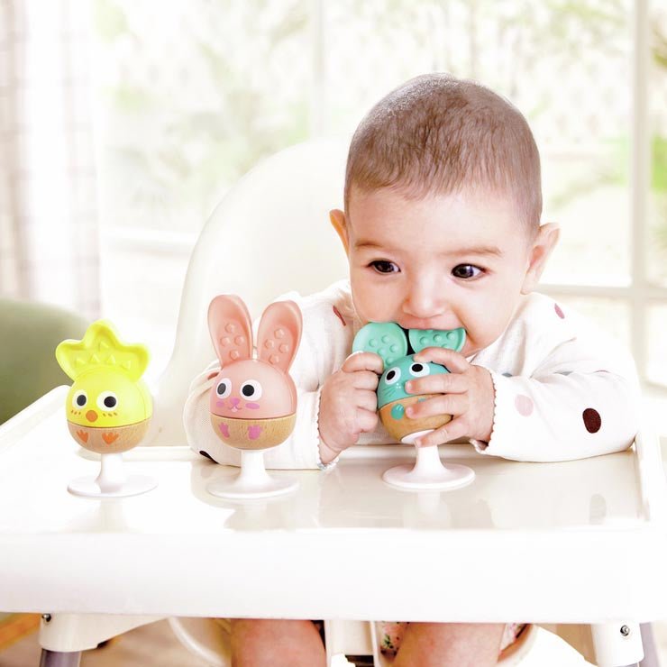 JUGUETE SENSORIAL HAPE ·SET DE 3 SONAJEROS CON VENTOSA Y MORDEDORES· - Happy Moments Baby