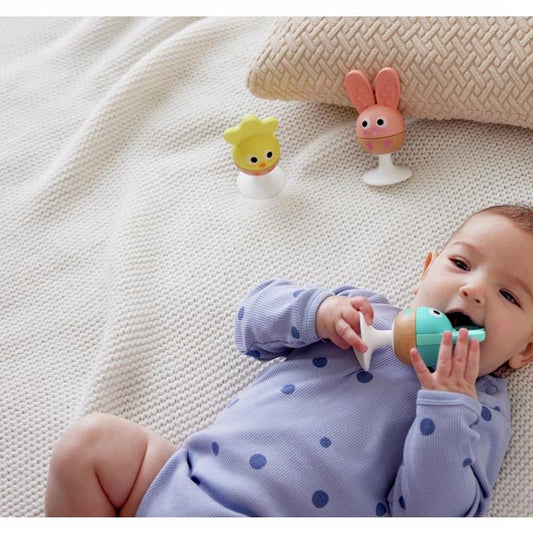 JUGUETE SENSORIAL HAPE ·SET DE 3 SONAJEROS CON VENTOSA Y MORDEDORES· - Happy Moments Baby