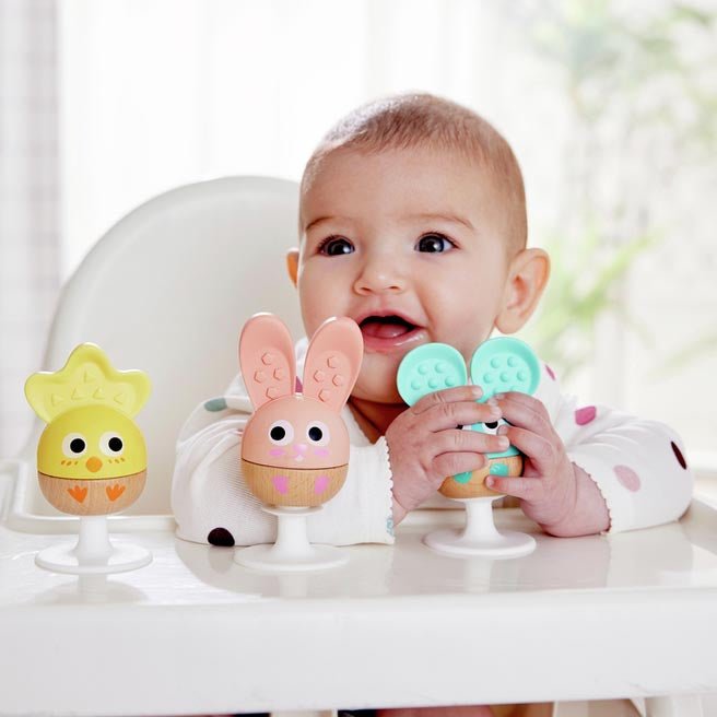 JUGUETE SENSORIAL HAPE ·SET DE 3 SONAJEROS CON VENTOSA Y MORDEDORES· - Happy Moments Baby