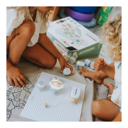 Niños construyendo un circuito luminoso con KIDYELEC Expert