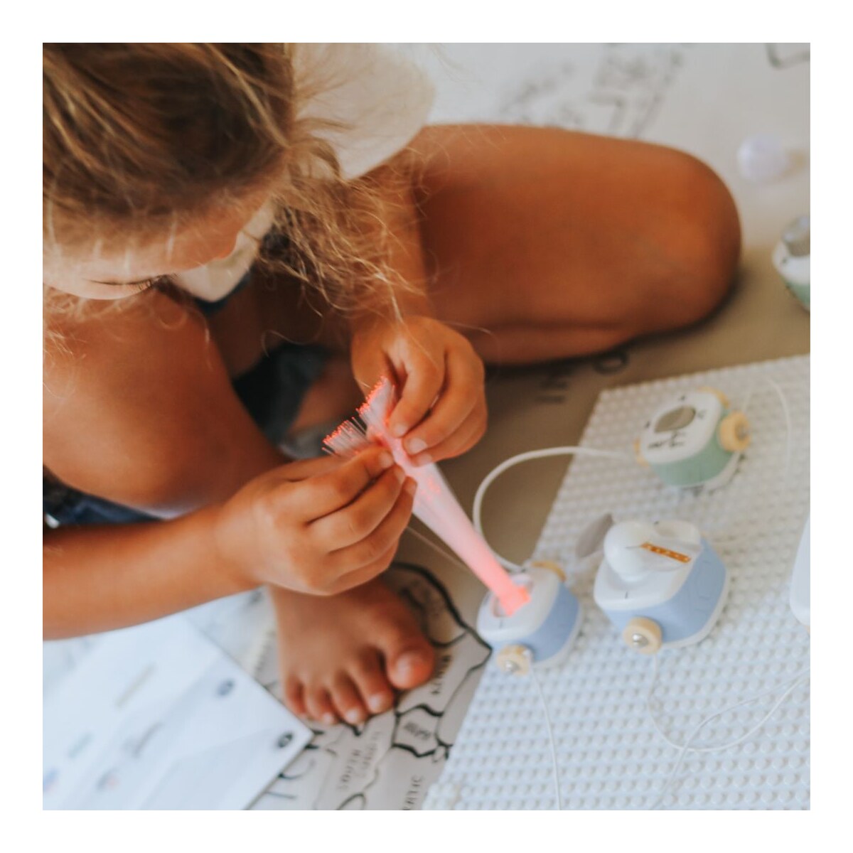 Detalle de una niña conectando los bloques KIDYELEC Expert