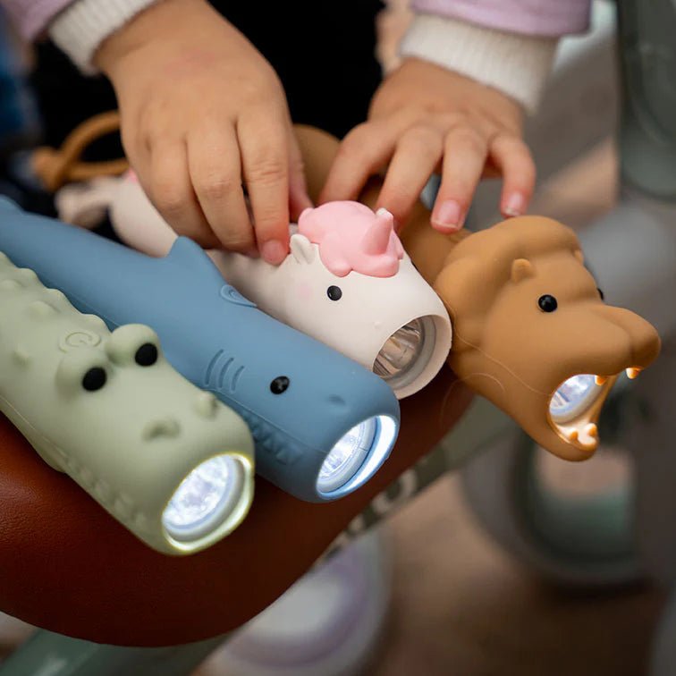 LINTERNA INFANTIL SARO ·LEÓN· - Happy Moments Baby