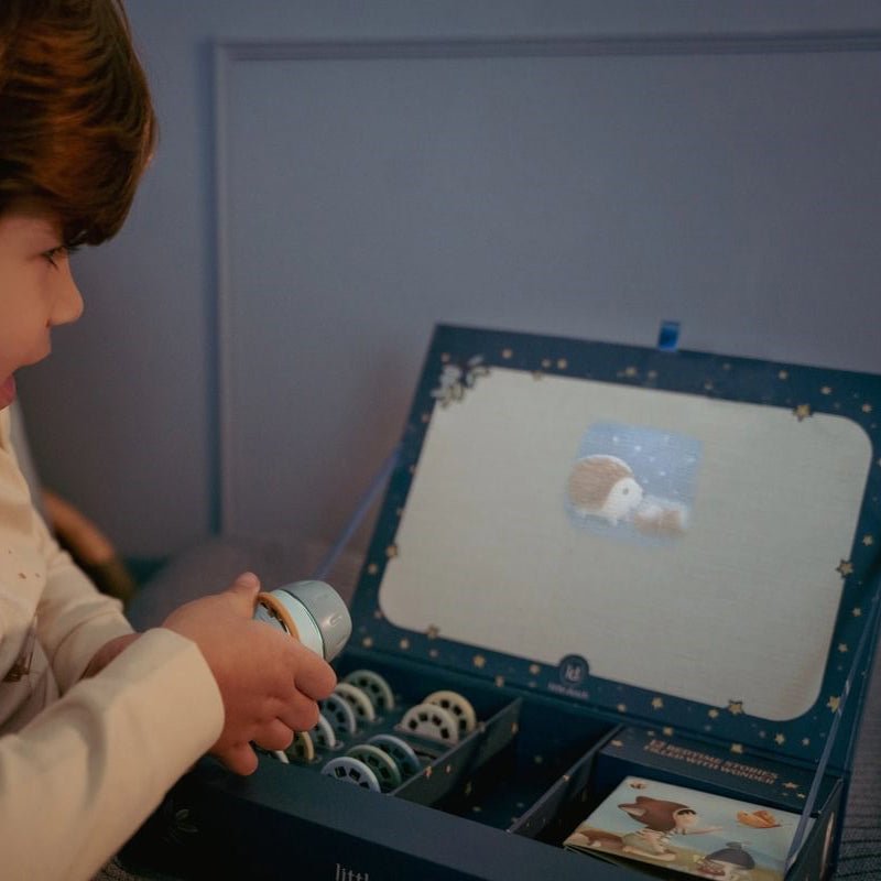 LINTERNA PROYECTOR DE CUENTOS LITTLE DUTCH ·AZUL· - Happy Moments Baby