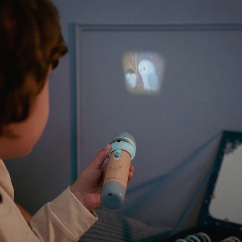 LINTERNA PROYECTOR DE CUENTOS LITTLE DUTCH ·AZUL· - Happy Moments Baby