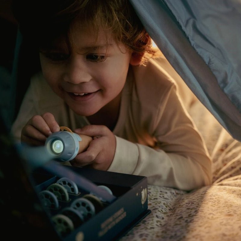 LINTERNA PROYECTOR DE CUENTOS LITTLE DUTCH ·AZUL· - Happy Moments Baby