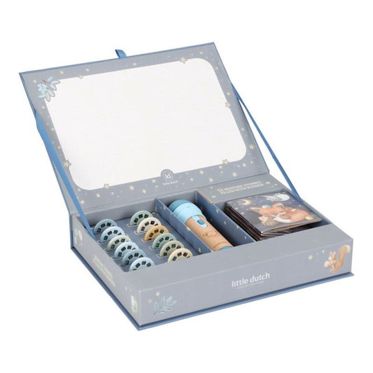 LINTERNA PROYECTOR DE CUENTOS LITTLE DUTCH ·AZUL· - Happy Moments Baby