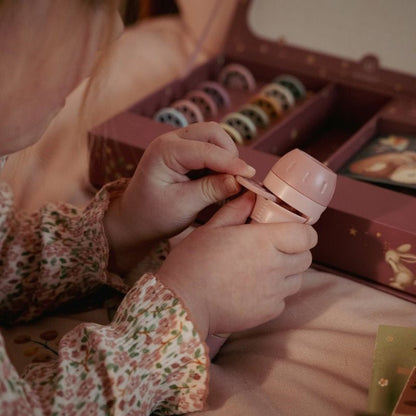 LINTERNA PROYECTOR DE CUENTOS LITTLE DUTCH ·ROSA· - Happy Moments Baby