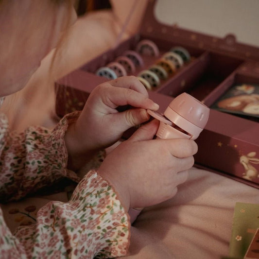 LINTERNA PROYECTOR DE CUENTOS LITTLE DUTCH ·ROSA· - Happy Moments Baby