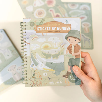 Libro de pegatinas Jim Safari Friends sostenido en una mano