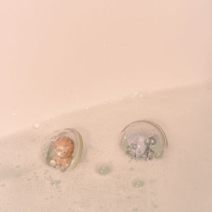 Las dos bolas Safari Friends flotando entre la espuma del baño