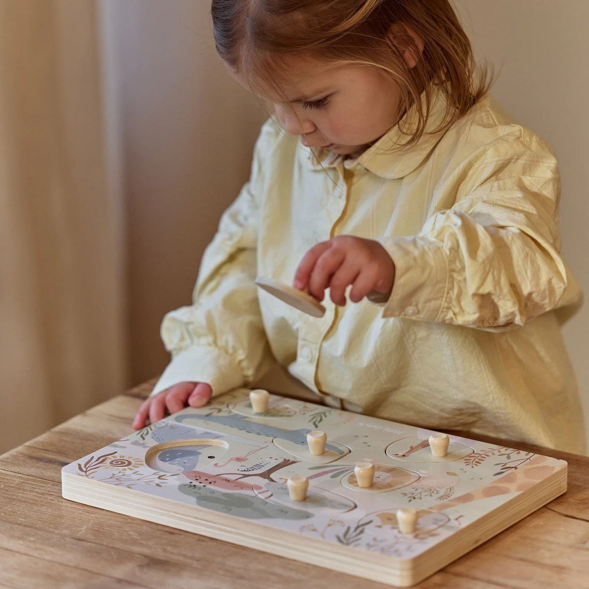 Niña jugando con el puzzle de animales Safari Friends