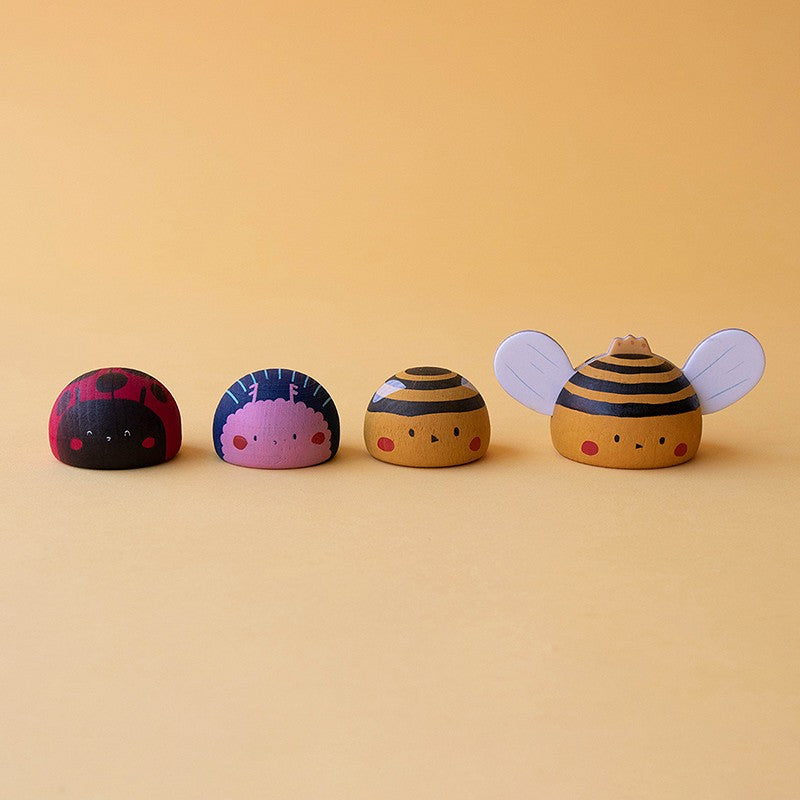 Las cuatro figuras de madera de insectos de Bzzz