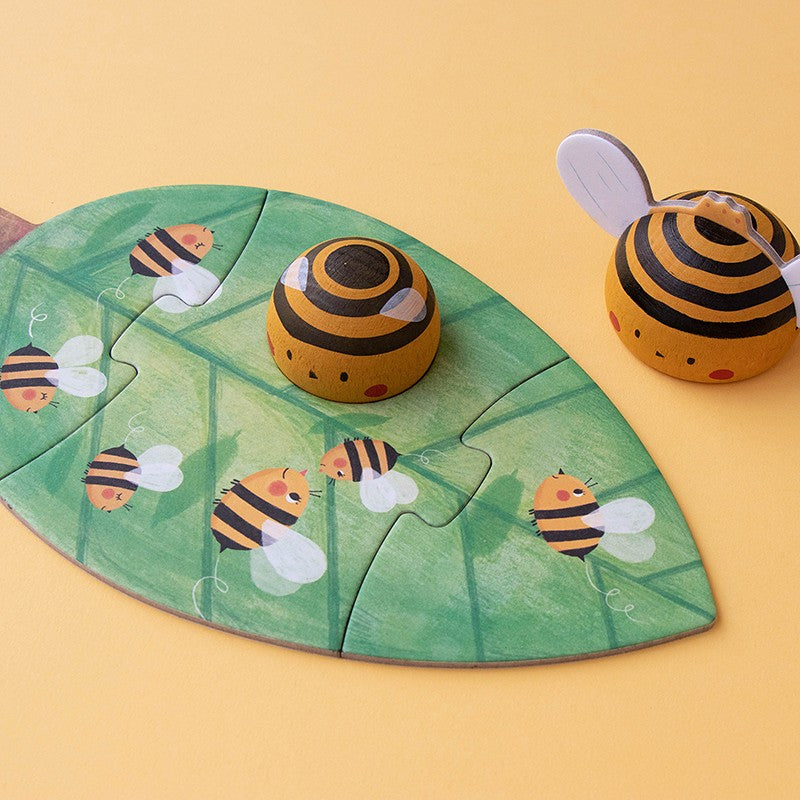 Abejas de madera sobre una hoja del puzzle Bzzz