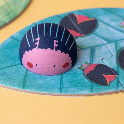 Detalle de una figura de insecto de madera de Bzzz