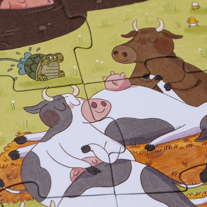 Detalle de la vaca recibiendo un masaje en Farmtastic