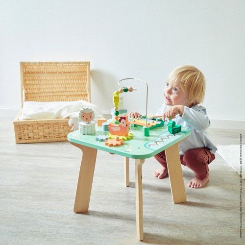 Niña jugando con la mesa Bonita Pradera en casa — Janod