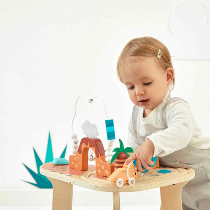 Niña jugando con la mesa Dino en una habitación — Janod