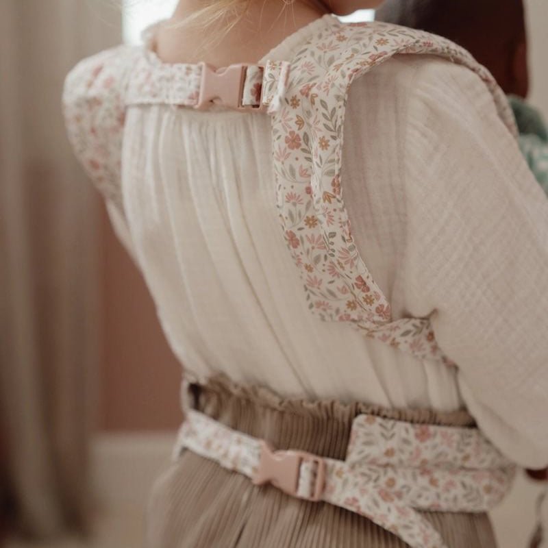 MOCHILA DE PORTEO MUÑECAS LITTLE DUCTH ·FLORES· - Happy Moments Baby