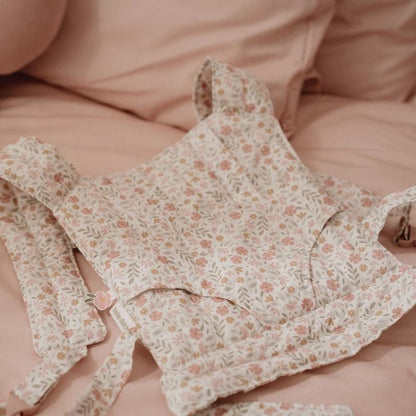 MOCHILA DE PORTEO MUÑECAS LITTLE DUCTH ·FLORES· - Happy Moments Baby