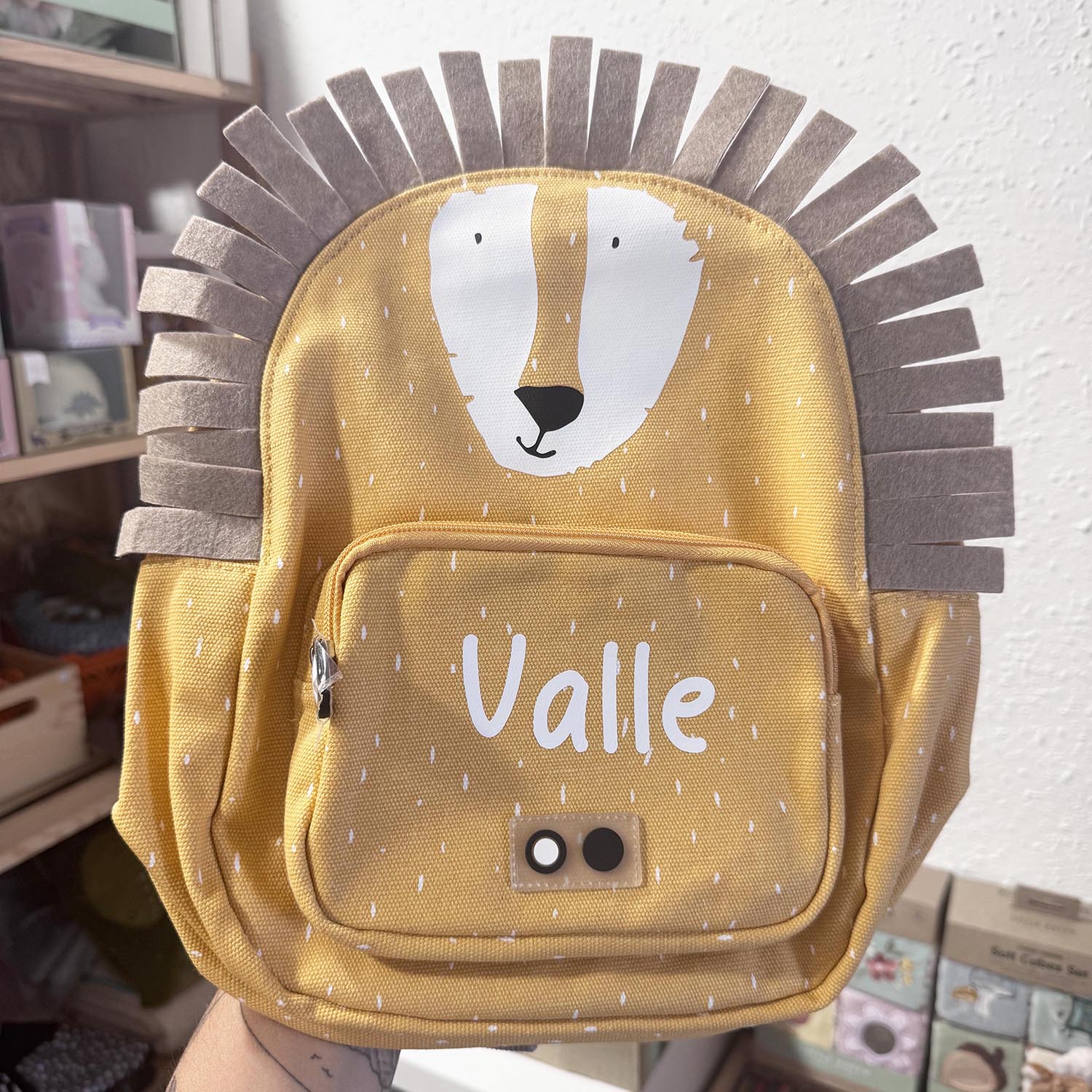MOCHILA GRANDE INFANTIL TRIXIE ·LEÓN· - Happy Moments Baby