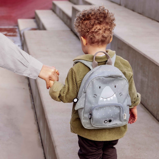 MOCHILA INFANTIL TRIXIE PEQUEÑA ·TIBURÓN· - Happy Moments Baby