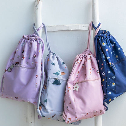 MOCHILA SACO IMPERMEABLE TUTETE ·DINOS WORLD· - Happy Moments Baby