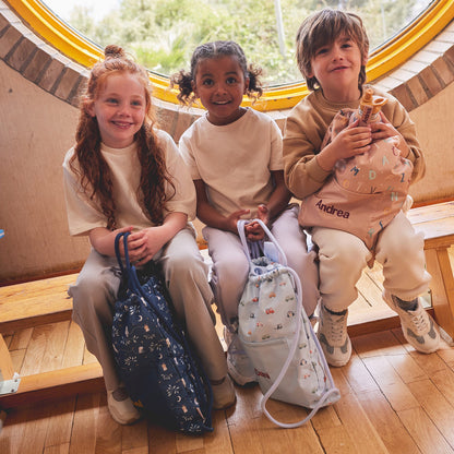 MOCHILA SACO IMPERMEABLE TUTETE ·FUNNY LETTERS· - Happy Moments Baby