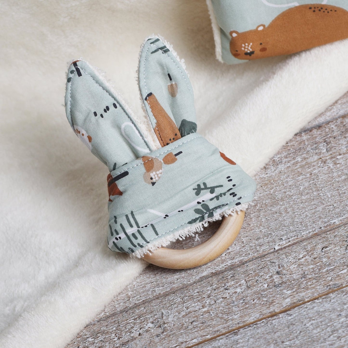 MORDEDOR DE OREJAS DE TELA ·BOSQUE· - Happy Moments Baby