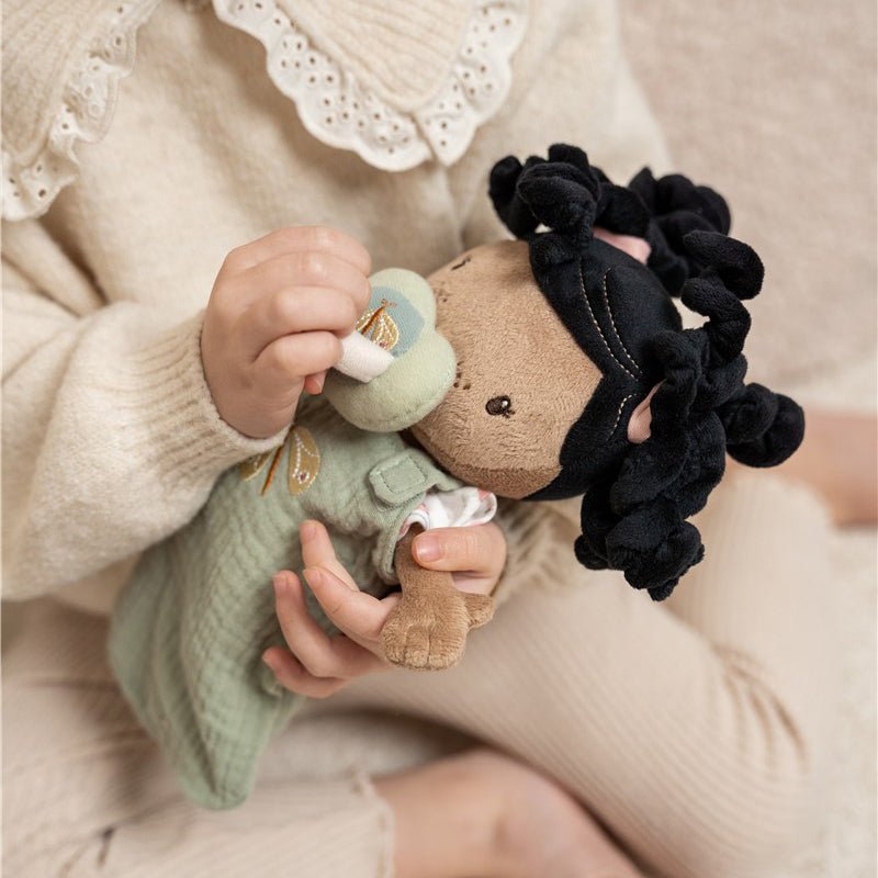 MUÑECA DE TELA LITTLE DUTCH ·BEBÉ EVI CON CESTA Y ACCESORIOS· - Happy Moments Baby