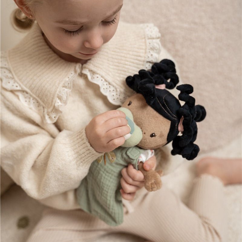 MUÑECA DE TELA LITTLE DUTCH ·BEBÉ EVI CON CESTA Y ACCESORIOS· - Happy Moments Baby