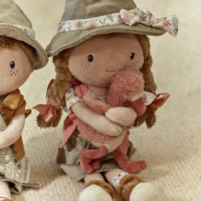 MUÑECA DE TELA MEDIANA LITTLE DUTCH ·ROSA EXPLORADORA· - Happy Moments Baby