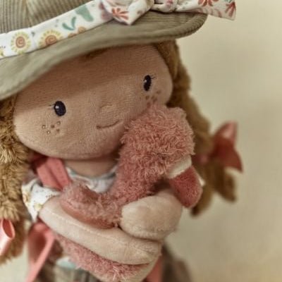 MUÑECA DE TELA MEDIANA LITTLE DUTCH ·ROSA EXPLORADORA· - Happy Moments Baby