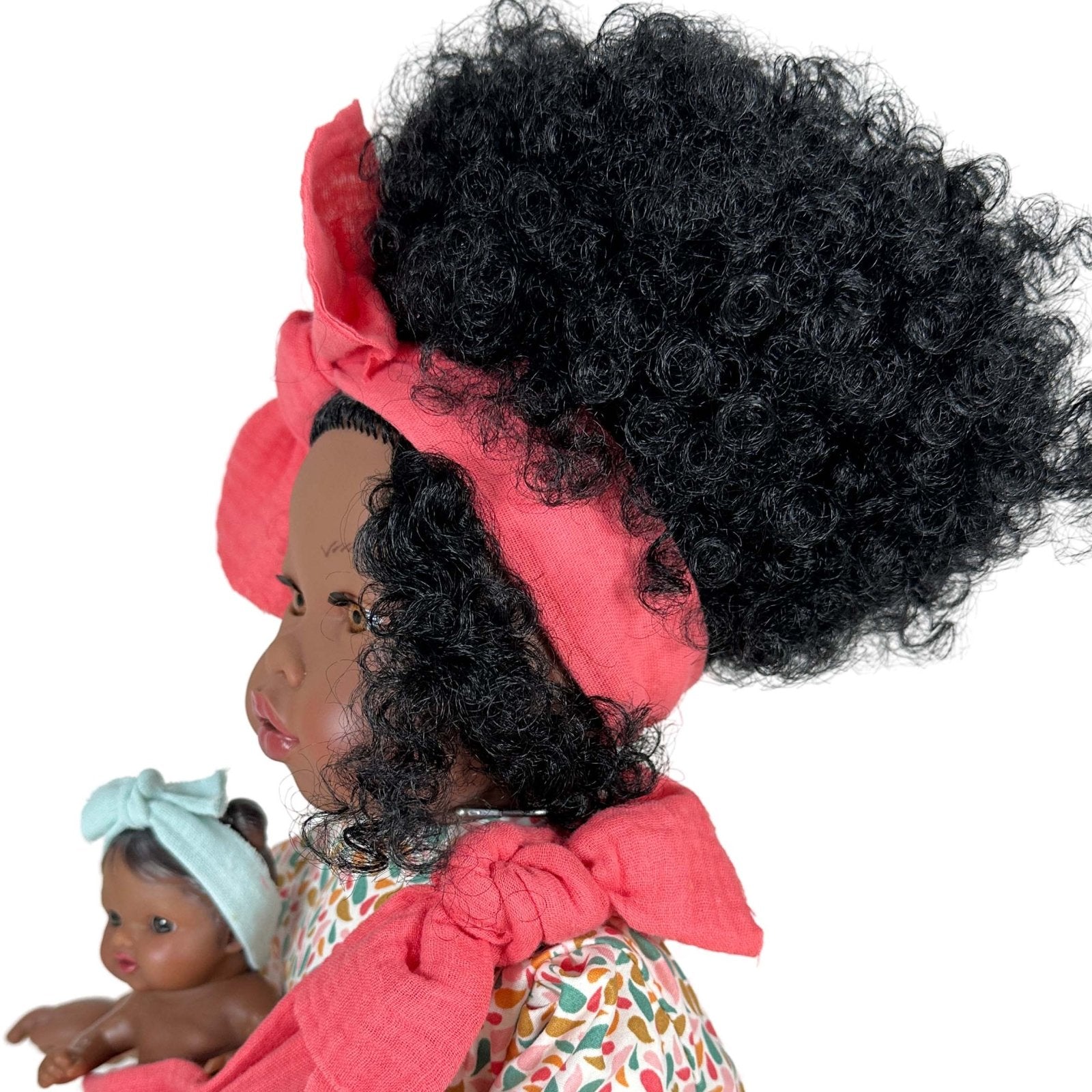 MUÑECA NINES D'ONIL ·ALIKA CON BEBÉ PELO RIZADO· - Happy Moments Baby